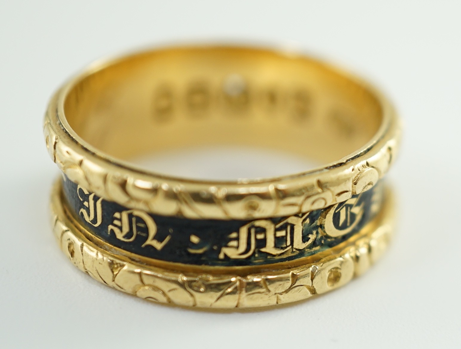 A George IV 18ct gold and black enamel 'In Memory Of' mourning band, with carved scroll border